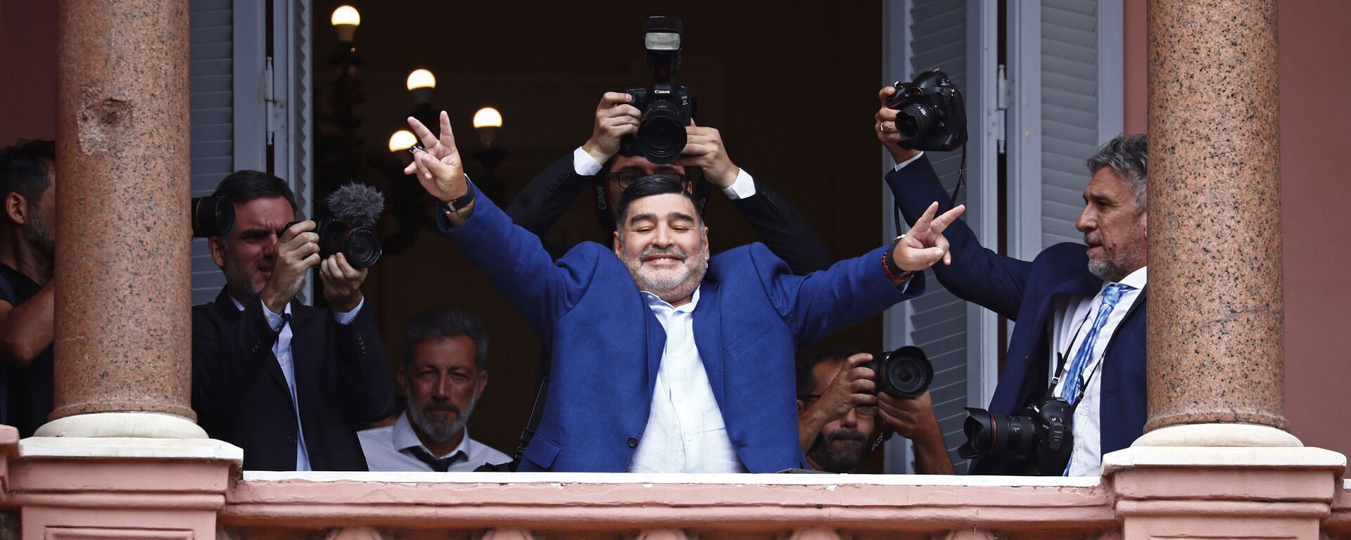 Diego Armando Maradona saludando desde el balcón de la Casa Rosada - Sputnik Mundo, 1920, 25.11.2020