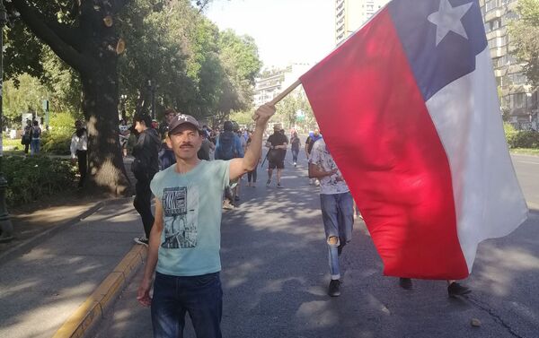 La última marcha masiva del año en Santiago de Chile convocó a miles de jóvenes para protestar contra el Gobierno de Sebastián Piñera. - Sputnik Mundo