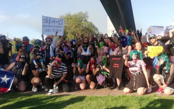 Dos manifestaciones feministas tuvieron lugar durante la última marcha del año en Santiago de Chile. Fueron una banda musical femenina y un grupo de mujeres que interpretaron Un Violador en tu Camino. - Sputnik Mundo