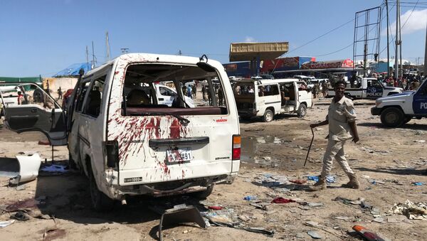 El lugar de la explosión de un coche bomba en Somalía - Sputnik Mundo