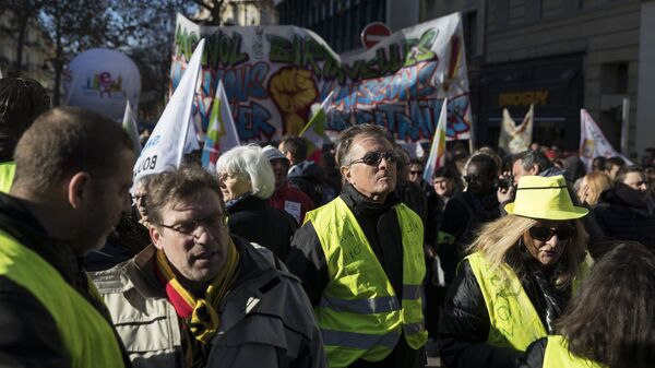Una protesta de 'chalecos amarillos' en París - Sputnik Mundo