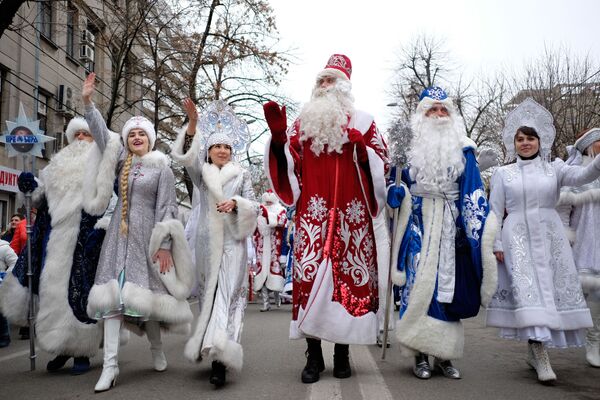 Así son las 'doncellas de la nieve' que ayudan a Papá Noel en Rusia  - Sputnik Mundo