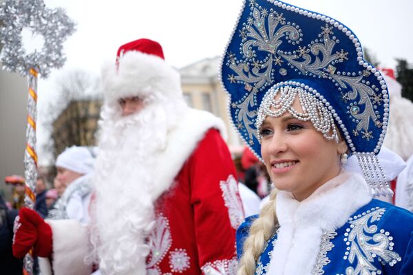 Así son las 'doncellas de la nieve' que ayudan a Papá Noel en Rusia  - Sputnik Mundo