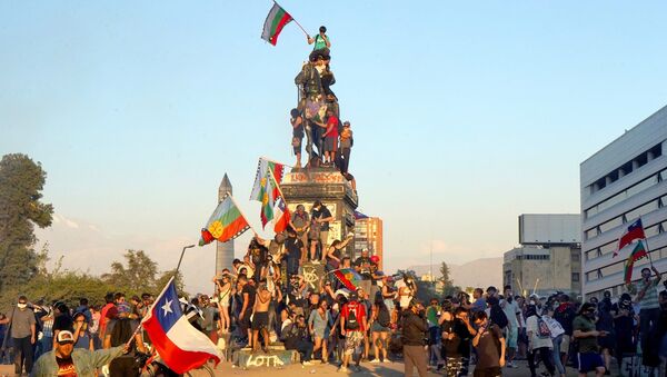 Manifestantes en Plaza de la Dignidad, Santiago de Chile - Sputnik Mundo