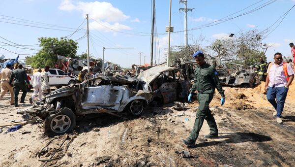 El lugar de la explosión de un coche bomba en Somalía - Sputnik Mundo