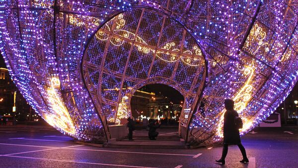 En el parque de la Victoria se instaló la bola de Navidad multimedia musical más grande del mundo. Su altura es de 20 metros. - Sputnik Mundo