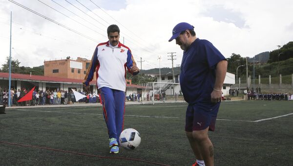 El presidente venezolano Nicolás Maduro juega al fútbol junto al argentino Diego Maradona en 2017 - Sputnik Mundo