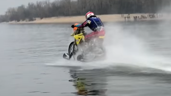 Un ucraniano se desplaza sobre el agua en una motocicleta - Sputnik Mundo