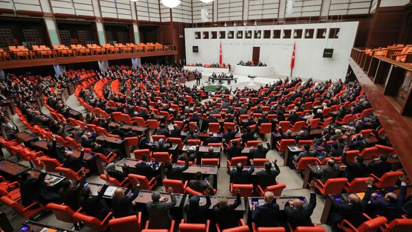 Los legisladores turcos votan el proyecto de ley que permite el despliegue de tropas a Libia - Sputnik Mundo