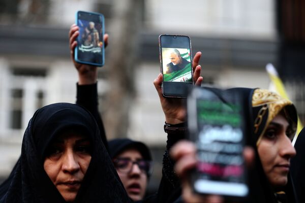 Manifestantes iraníes protestan contra el asesinato de general iraní Qasem Soleimani  - Sputnik Mundo