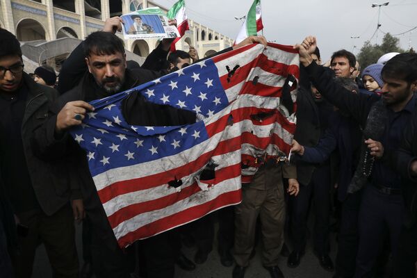 Manifestantes iraníes protestan contra el asesinato de general iraní Qasem Soleimani  - Sputnik Mundo
