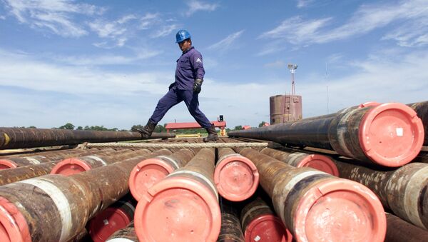 Un trabajador de la compañía petrolera estatal de México, PEMEX  - Sputnik Mundo