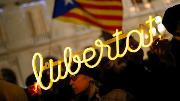 Los seguidores del presidente de Cataluña, Quim Torra, en las calles de Barcelona - Sputnik Mundo