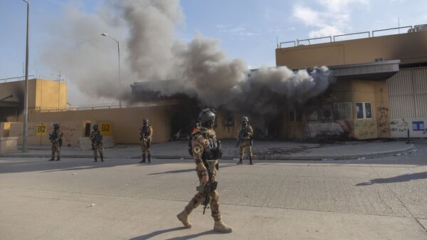 Militares iraquíes frente a la embajada de EEUU en Bagdad (Archivo) - Sputnik Mundo