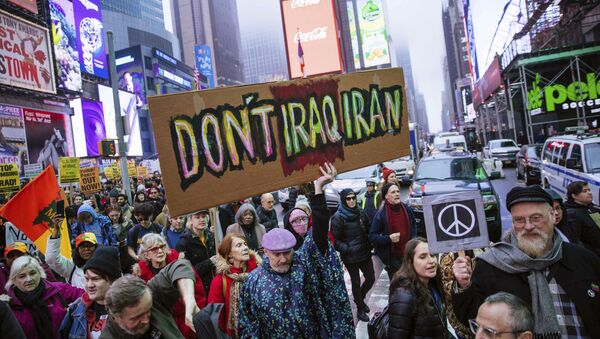 Activistas marchan en Times Square para protestar contra las recientes acciones militares estadounidenses en Irak  - Sputnik Mundo