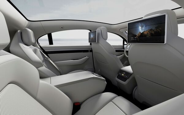 Los pantallas inteligentes del Vision-S y los asientos traseros - Sputnik Mundo