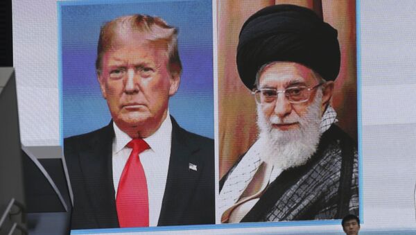Imagenes del presidente de EEUU, Donald Trump, y el líder supremo de Irán, ayatolá Alí Jameneí, en una pantalla - Sputnik Mundo