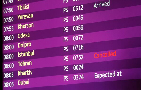 En la pantalla de vuelos del aeropuerto de Boryspil, el vuelo de Teherán con destino a Kiev está marcado como cancelado - Sputnik Mundo