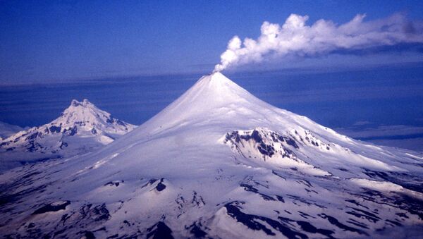 El volcán Shishaldin, archivo - Sputnik Mundo