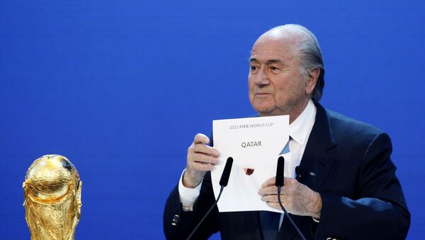 En esta foto de 2010, el entonces presidente de la FIFA, Joseph Blatter, anuncia la elección de Catar compo sede del Mundial de 2022 - Sputnik Mundo