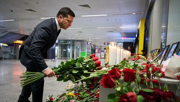 El presidente de Ucrania, Volodímir Zelenski, homenajea a las víctimas de la catástrofe aérea en Irán - Sputnik Mundo
