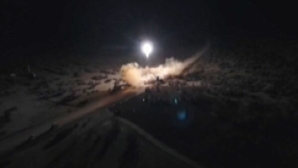 Irán lanza misiles contra bases estadounidenses en Irak - Sputnik Mundo