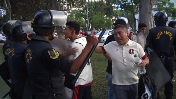 La posible liquidación del Club Universitario genera violentas protestas en Perú - Sputnik Mundo