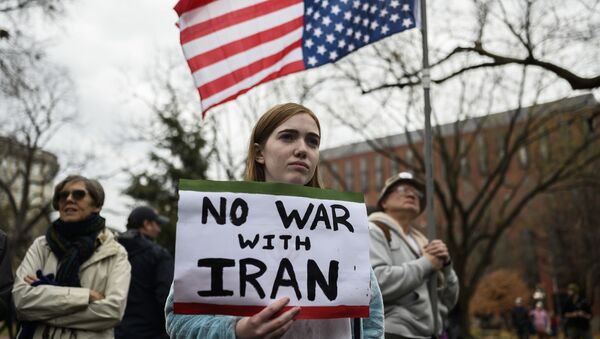 Los participantes de una manifestación parecida, celebrada frente a la Casa Blanca en Washington tras el asesinato de Qasem Soleimani - Sputnik Mundo