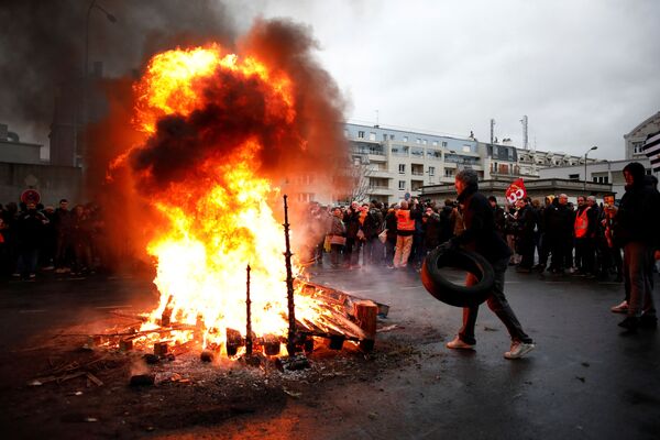 Incendios, protestas y navidades: las fotos más impactantes de la semana - Sputnik Mundo