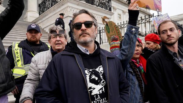 Joaquin Phoenix, actor estadounidense, participa de protestas ambientales en el Capitolio - Sputnik Mundo