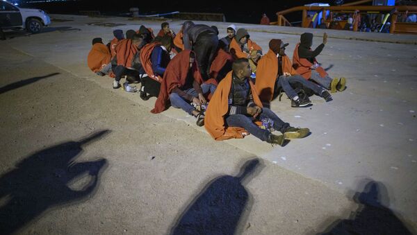 Inmigrantes ilegales en el puerto español de San Roque  - Sputnik Mundo