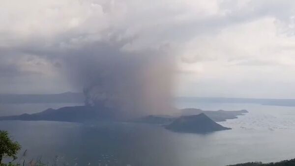 A view of the Taal volcano eruption seen from Tagaytay, Philippines - Sputnik Mundo