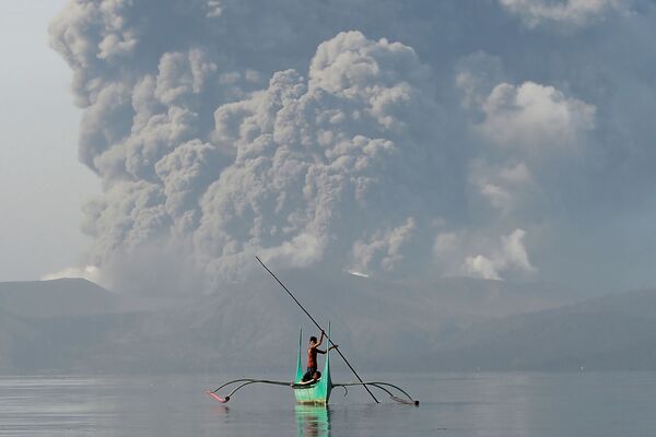 Cenizas, fuego y lava: así fue la espeluznante erupción del volcán Taal  - Sputnik Mundo