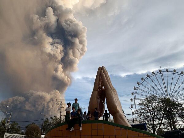 Cenizas, fuego y lava: así fue la espeluznante erupción del volcán Taal  - Sputnik Mundo