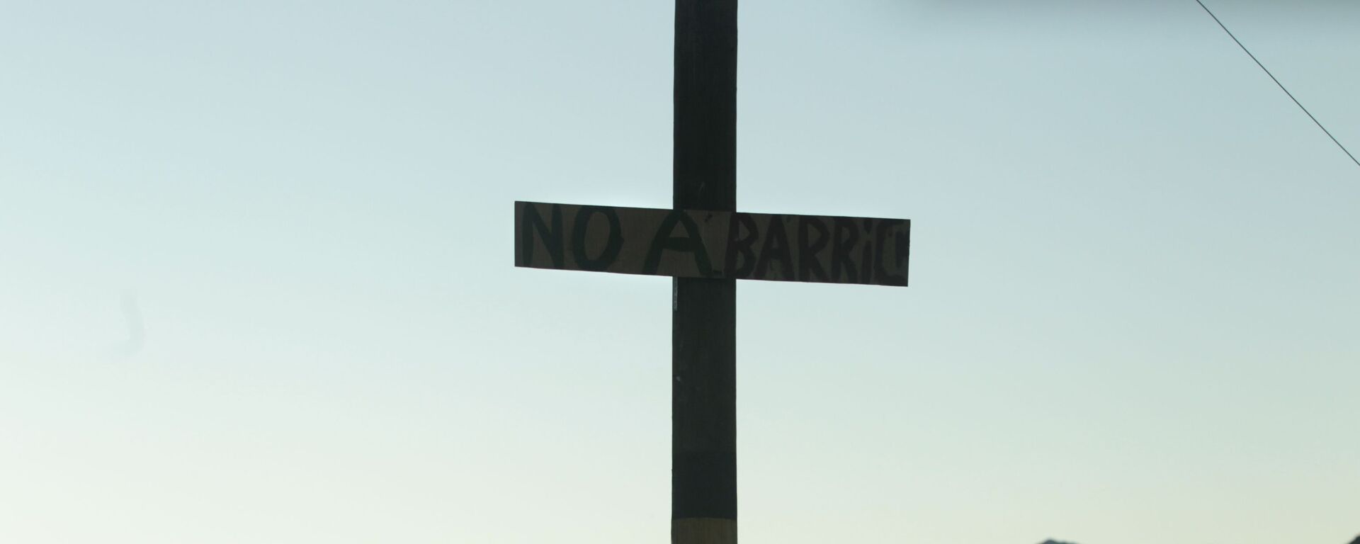Una cruz que lleva el mensaje 'No a Barrick' cerca del proyecto Pascua-Lama de Barrick Gold Corp. en el norte de Chile - Sputnik Mundo, 1920, 13.01.2020