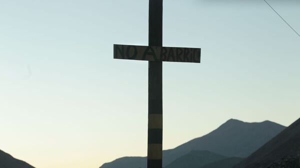 Una cruz que lleva el mensaje 'No a Barrick' cerca del proyecto Pascua-Lama de Barrick Gold Corp. en el norte de Chile - Sputnik Mundo
