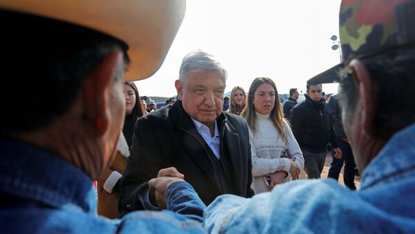 El presidente de México Andrés Manuel López Obrador saluda a un integrante de la familia LeBarón - Sputnik Mundo