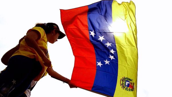 Mujer con bandera de Venezuela flameando - Sputnik Mundo