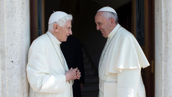 El papa Benedicto junto al papa Francisco - Sputnik Mundo
