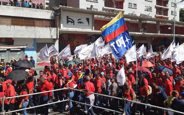 Seguidores del Gobierno venezolano se movilizan en Caracas por la paz y en apoyo al presidente Nicolás Maduro - Sputnik Mundo