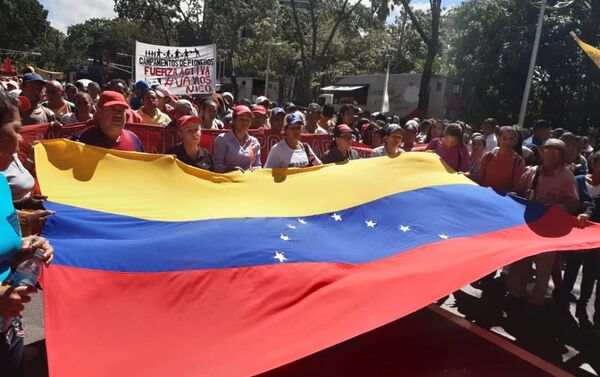 Seguidores del Gobierno venezolano se movilizan en Caracas por la paz y en apoyo al presidente Nicolás Maduro - Sputnik Mundo