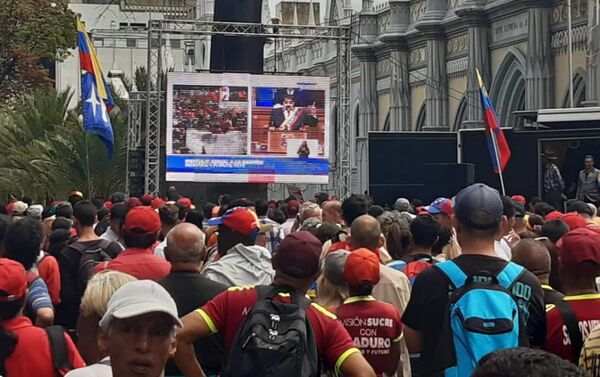 Marcha de seguidores del Gobierno venezolano llega a la Asamblea Nacional Constituyente, para escuchar el mensaje anual del presidente Nicolás Maduro - Sputnik Mundo