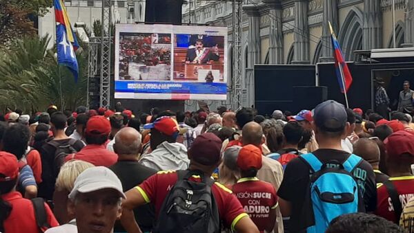 Marcha de seguidores del Gobierno venezolano llega a la Asamblea Nacional Constituyente, para escuchar el mensaje anual del presidente Nicolás Maduro - Sputnik Mundo