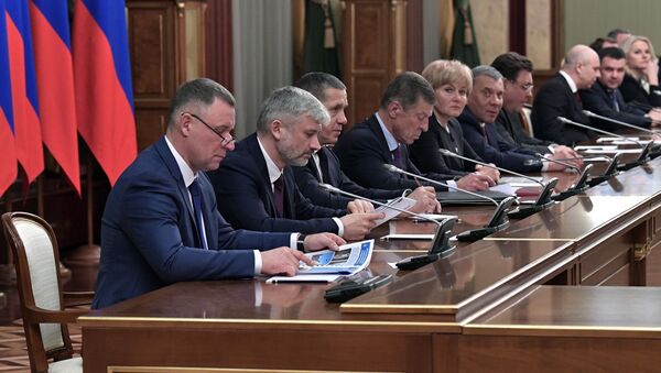 Algunos de los miembros del gabinete de ministros de Rusia en la reunión en que el primer ministro, Dmitri Medvédev, anunció la dimisión del Gobierno del país - Sputnik Mundo