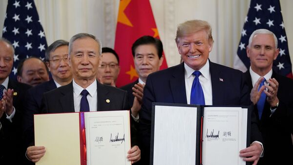 El vice primer ministro chino Liu He y el presidente de EEUU, Donald Trump - Sputnik Mundo