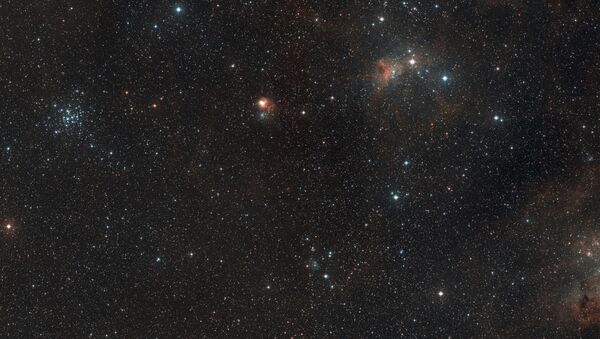 Vista de amplio campo de la región del cielo donde se encuentra la formación estelar AFGL 5142 - Sputnik Mundo