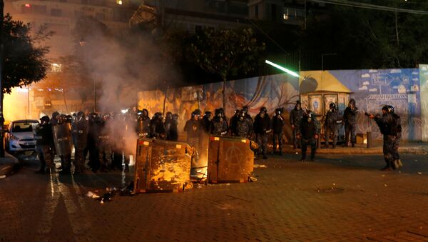 La policía de Beirut durante las protestas  - Sputnik Mundo