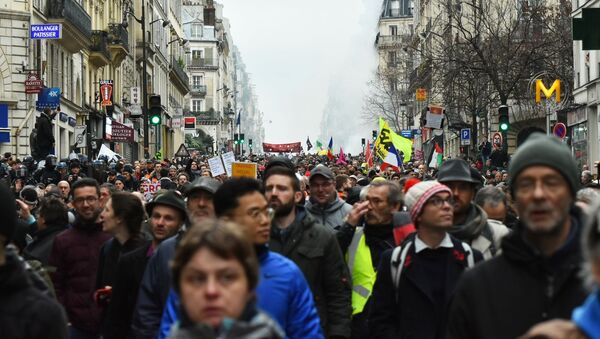Protestas en París contra la reforma de pensiones el 9 de enero - Sputnik Mundo