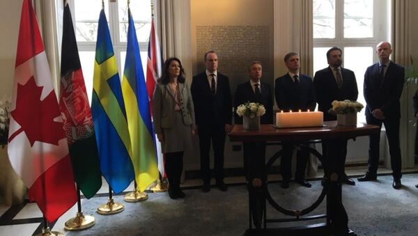 Ministros de Exteriores de Canadá, Reino Unido, Holanda, Suecia, Ucrania y Afganistán se unen en un ‘momento de reflexión’ por las víctimas del vuelo ucraniano, en la sede londinense del Alto Comisionado de Canadá - Sputnik Mundo