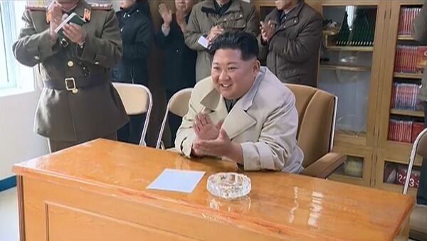 Soldadas norcoreanas cantan y bailan para Kim Jong-un - Sputnik Mundo